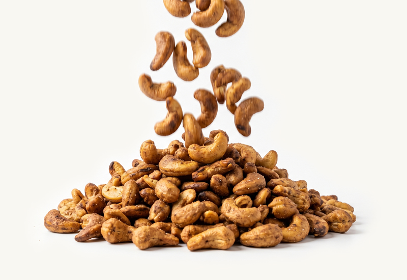 Láhev kečupu a rajčata